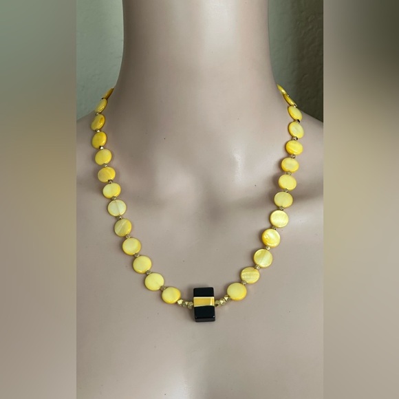 20 inch Mother of Pearl coin bead necklace NWOT - Picture 10 of 12